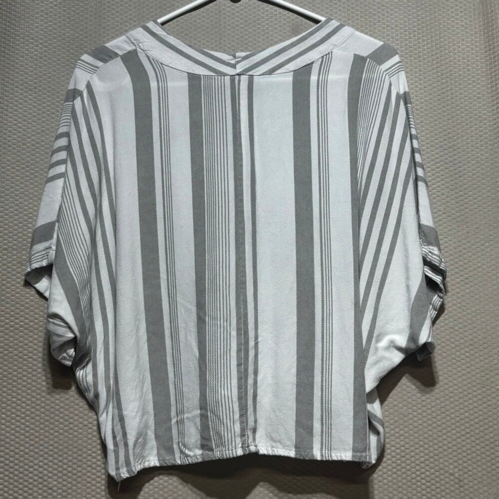 Sim & Sam Women's Medium Gray Striped Tie Front Button Blouse Batwing Sleeve - Picture 8 of 8